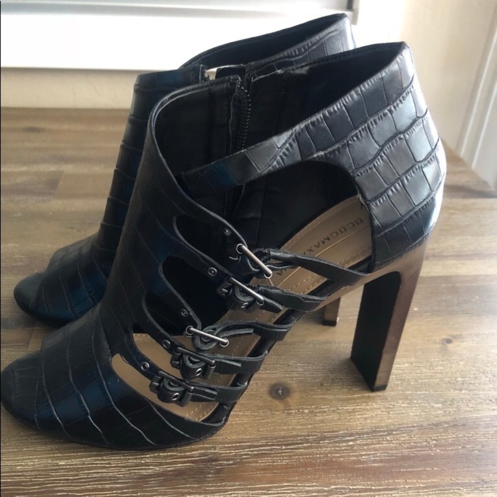BCBG MaxAzria Heels with buckle‎ details